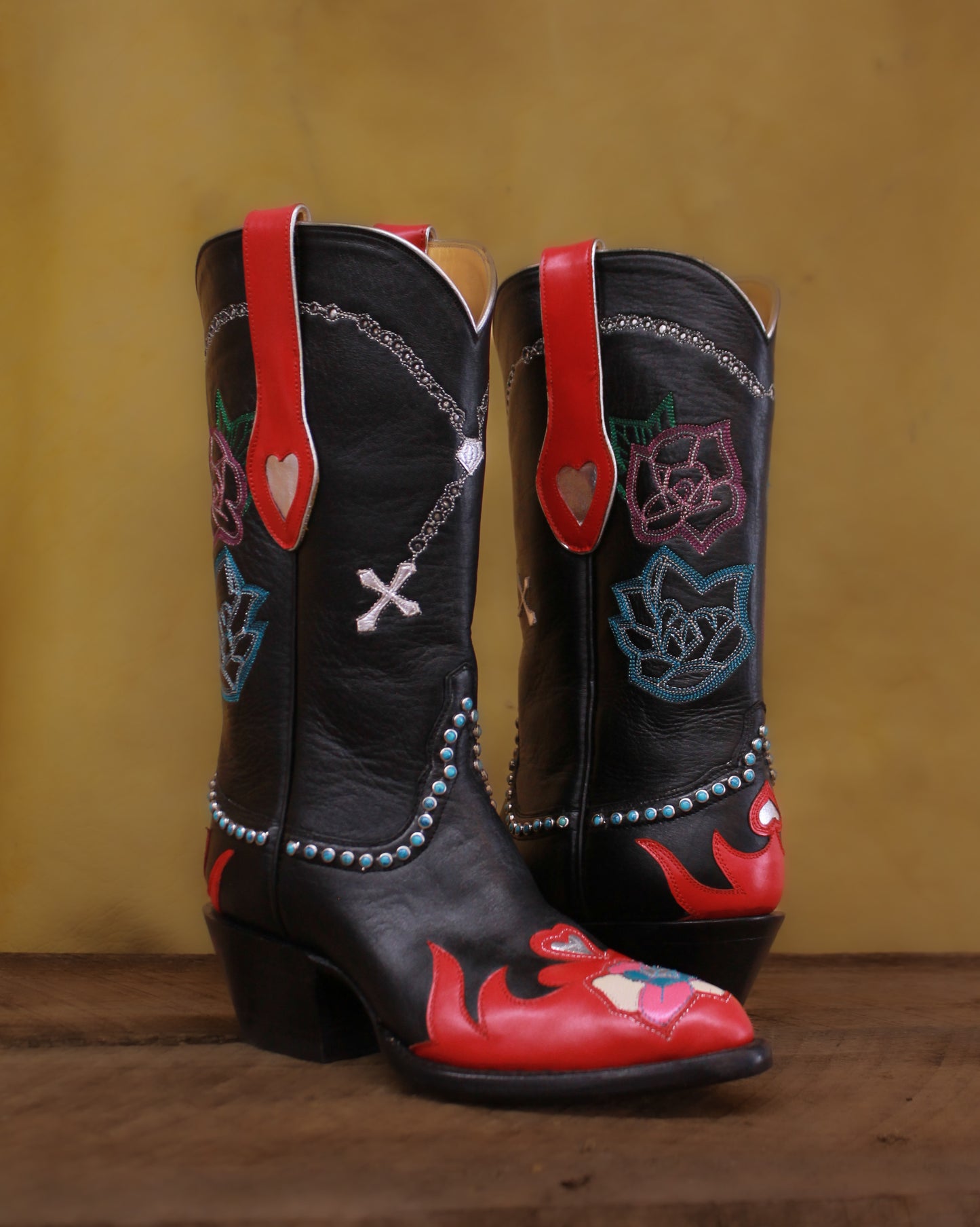 Red & Black Kangaroo Turq. Stud Women's Classic 911