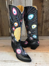 "Greta" Kangaroo w/ Peacock Design Women's Classic 1354