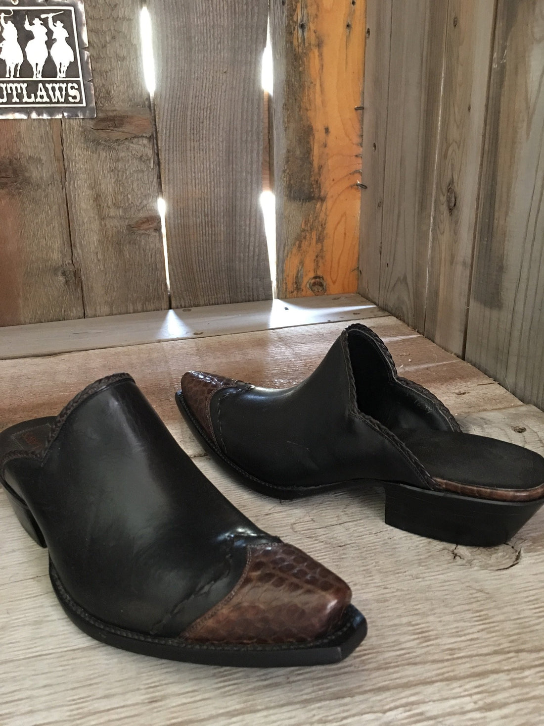 Black Kangaroo w/choc Alligator 1601