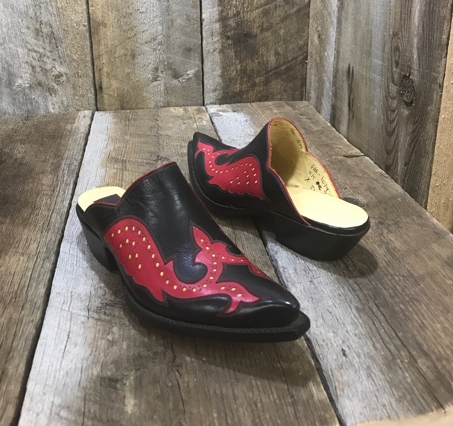 Black & Red Classic Kangaroo Tres Outlaws Mule 1425