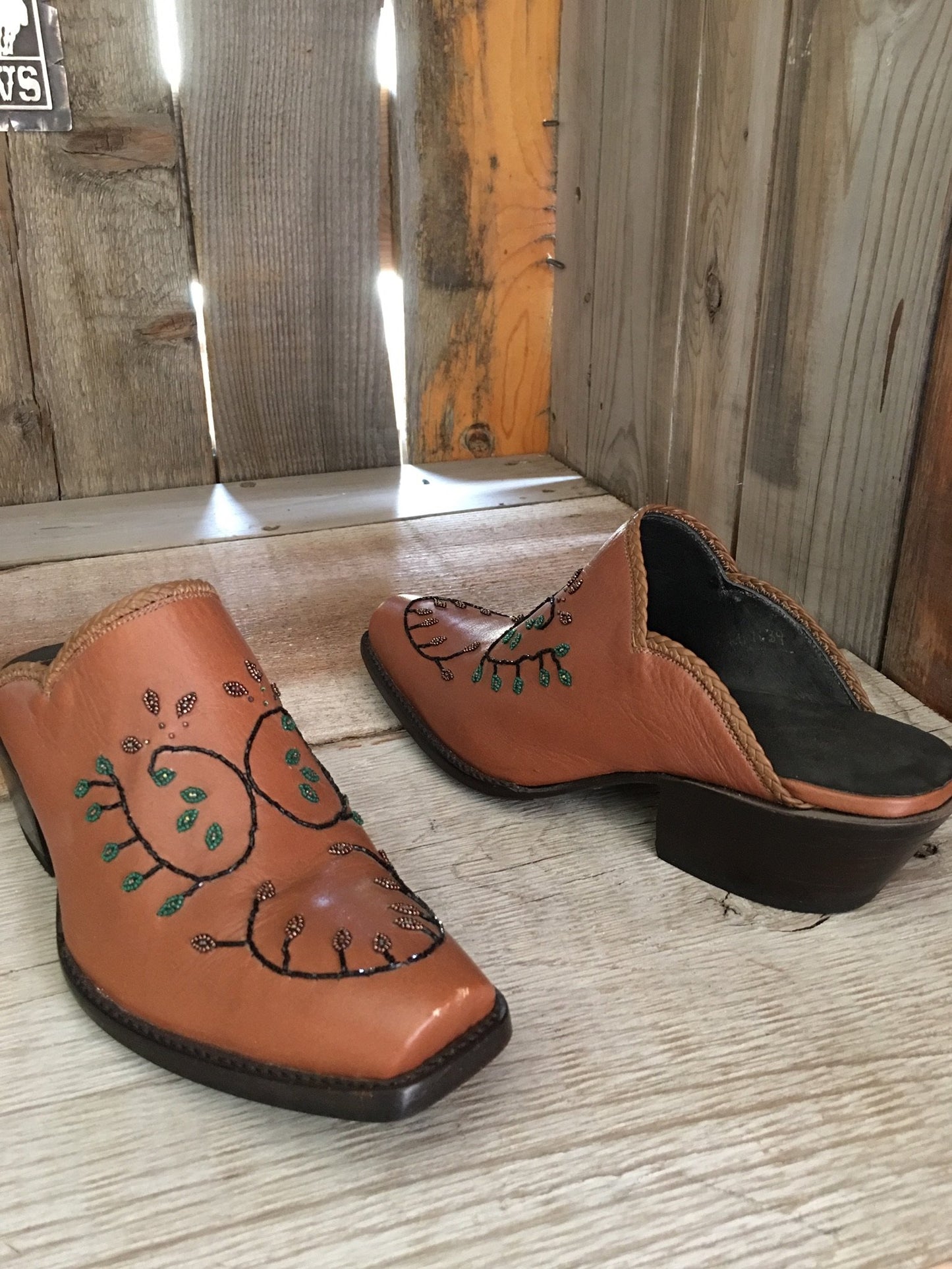 Milk Chocolate Kangaroo w/Beading 1516